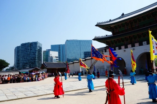 Changing of the guards at Gyeongbokgung palace (Seoul, Korea)